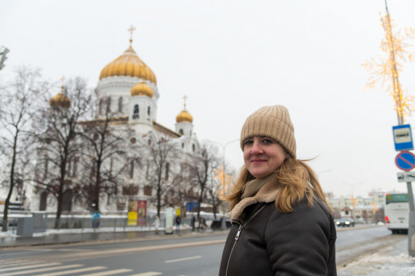 Джинсы и шапка в церкви: грех ли это и как женщине одеваться в храм